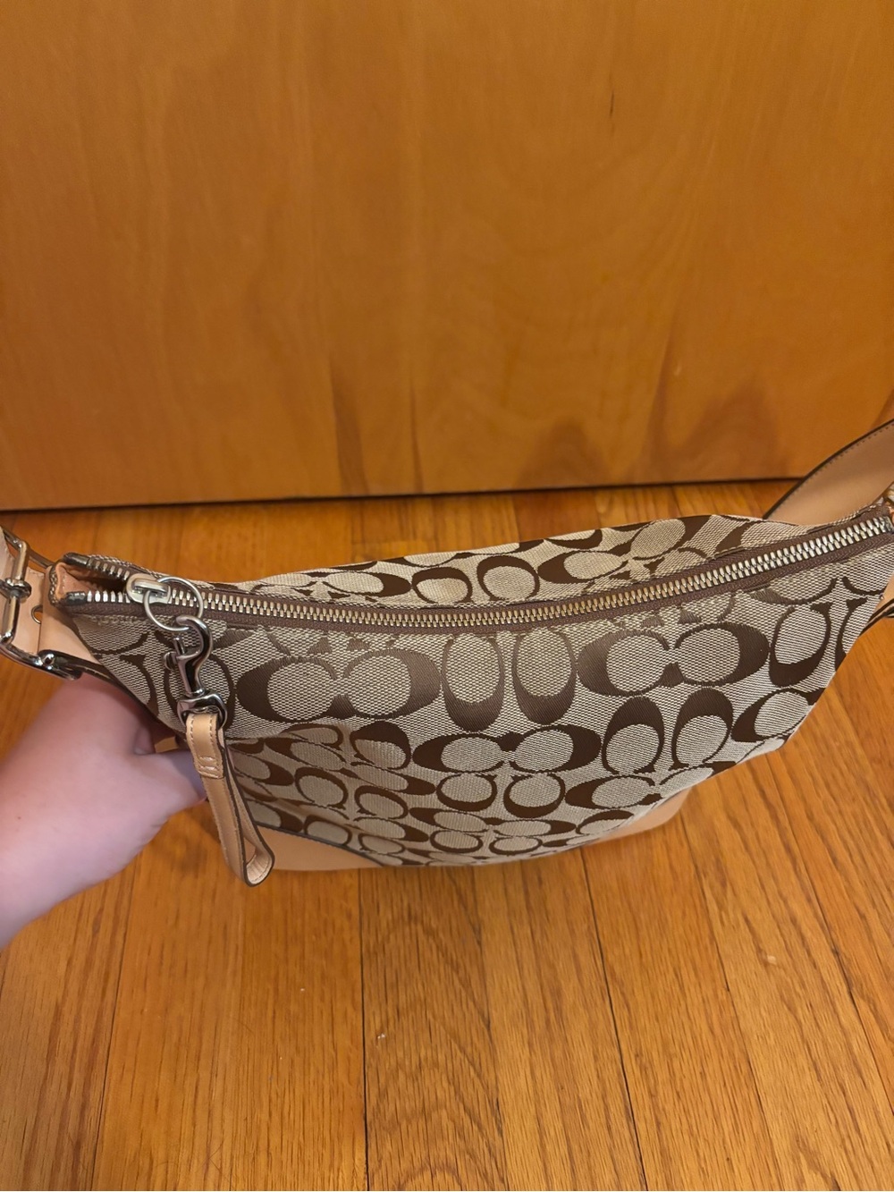 Coach Signature Canvas Hobo Bag in Khaki/Tan EUC - Picture 2 of 16